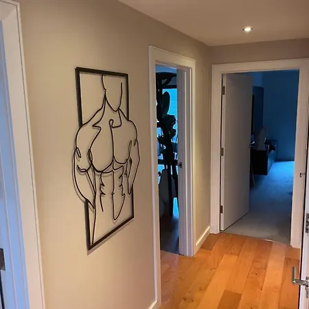 Cosy Bedroom In Luxury Apartment-2